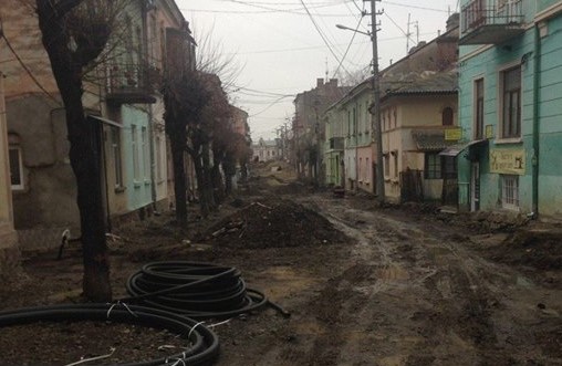 Чернівчани просять Продана і Бешлея спорудити дерев’яні тротуари на Переяславській