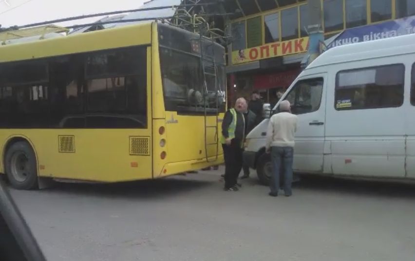 У Чернівцях на проспекті Незалежності маршрутка врізалася у тролейбус