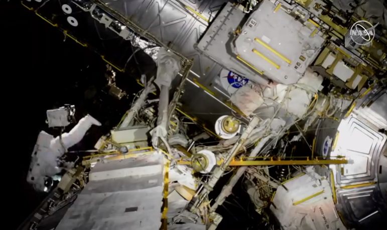 Астронавти NASA в прямому ефірі вийшли у відкритий космос (наживо)