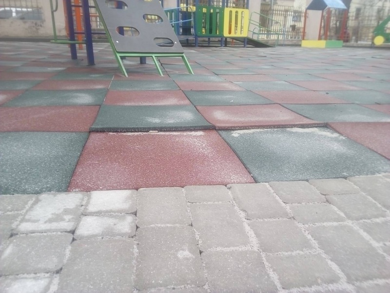 У Чернівцях неякісне покриття майданчика у школі-інтернаті перероблять: плити ставили у сніг