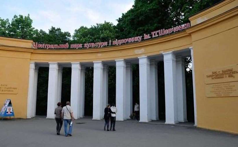 У парку Шевченка житель Герцаївщини побив чернівчанина