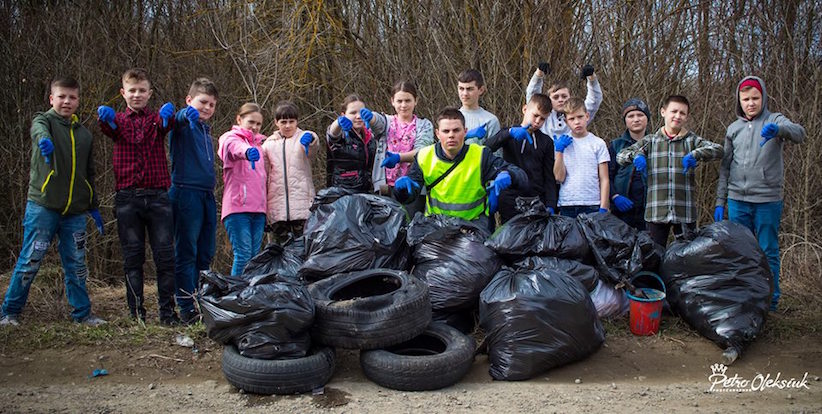 На Буковині школярі присоромили дорослих за купи сміття у рідному селі (відео)