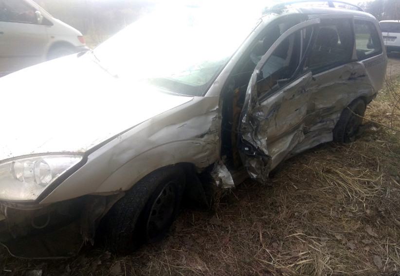 ДТП на Буковині: від удару легковий автомобіль кілька разів перекинувся (фото)