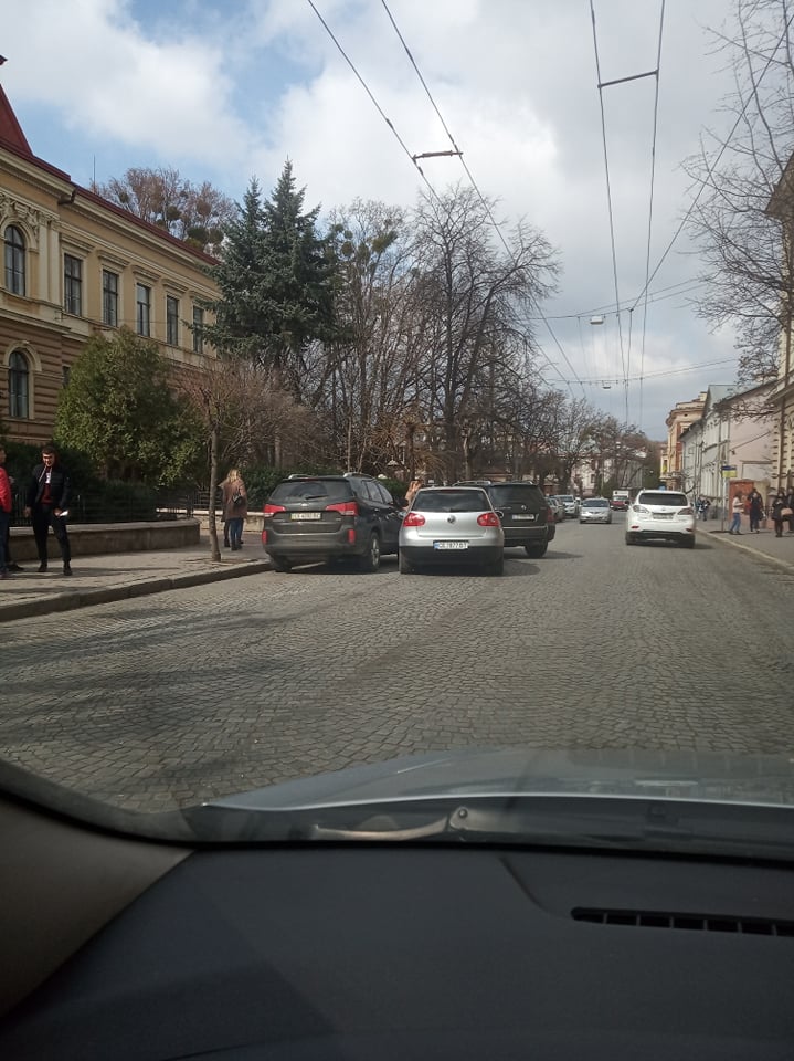 У Чернівцях на вулиці Університетській майже одночасно трапились дві ДТП (ФОТО)