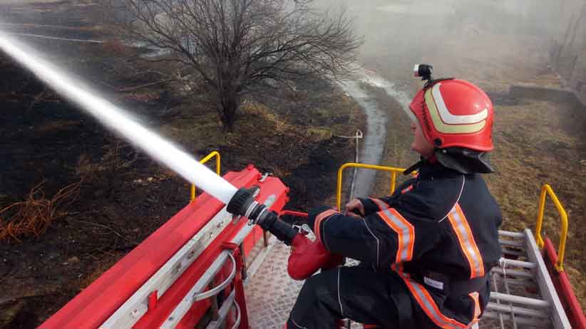 Рятувальники вкотре закликають не спалювати траву: на Буковині зафіксовано 6 випадків за добу