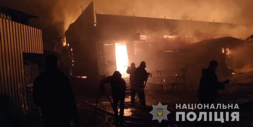 На Буковині масштабна пожежа: вночі загорівся ринок у Вижниці