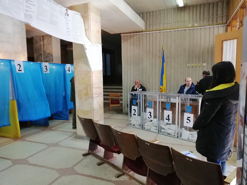 У Донецькій області 15-річна дівчина проголосувала на дільниці