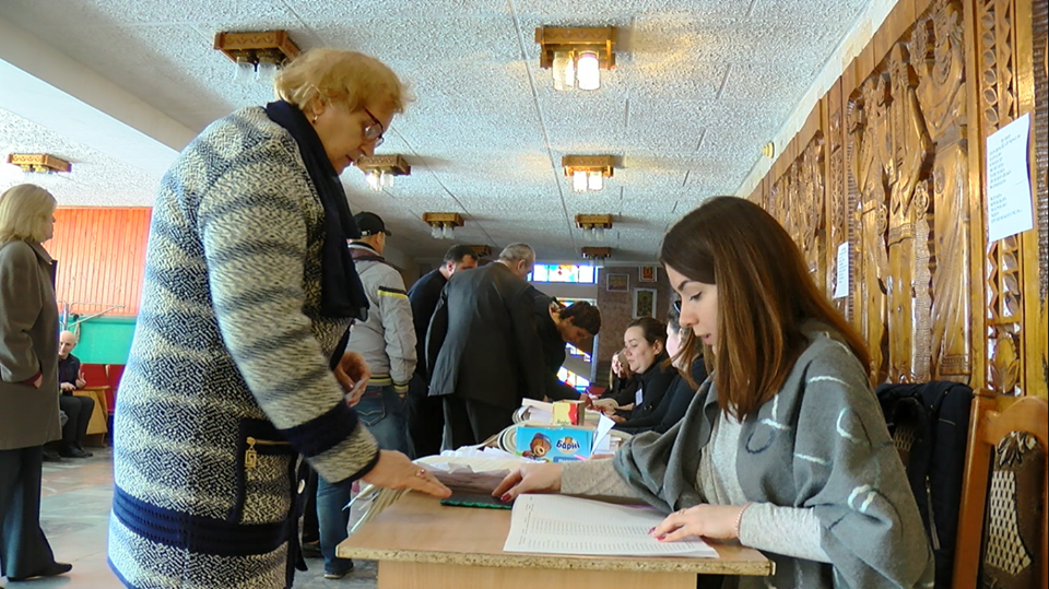 Як проходить голосування у Новоселиці (фото)