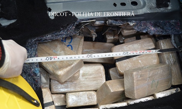 Румунські прикордонники затримали автівку, в якій везли 84 кг героїну (фото)