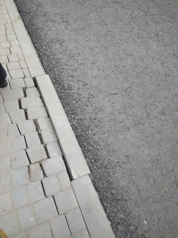 “Вже бордюри відпадають”: Чернівчани обурені якістю ремонту на вулиці Героїв Майдану