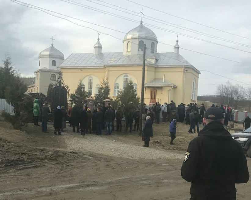 У селі на Буковині триває церковне протистояння: очевидці розповіли деталі