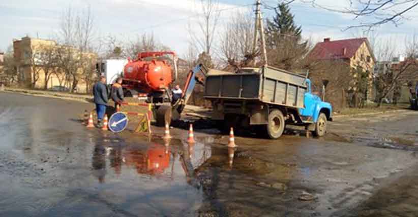 На розі вулиць Заставнянської-Дзержика знову ліквідовують витік води