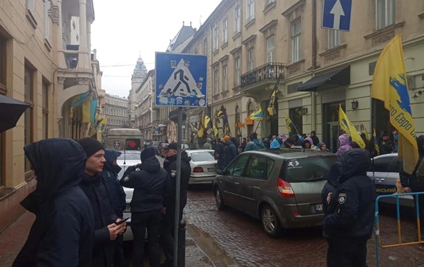 Власники “євроблях” заблокували центральну вулицю перед Львівською митницею