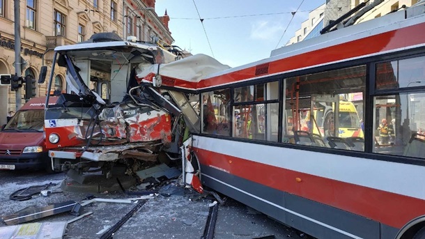 У Чехії зіткнулися трамвай і тролейбус. Постраждали 25 людей (фото)