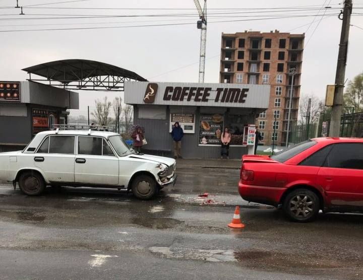 ДТП у Чернівцях: на Головній зіткнулися дві автівки (фото)