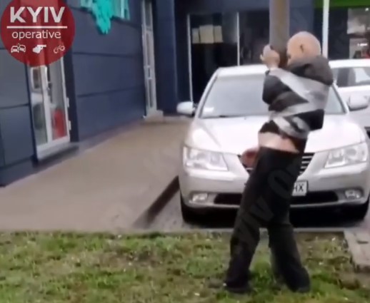 У Києві п’яного винуватця ДТП прив’язали до стовпа (відео)