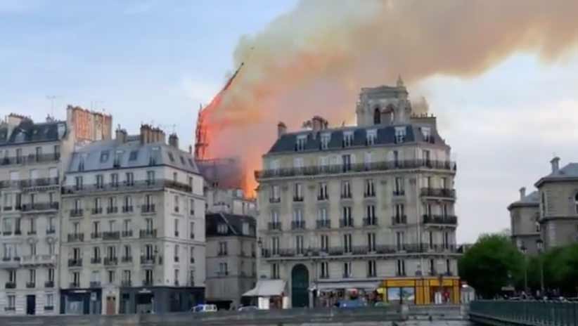 Через пожежу обвалився шпиль Собору Паризької Богоматері