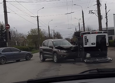 ДТП у Чернівцях: внаслідок зіткнення перекинувся мікроавтобус