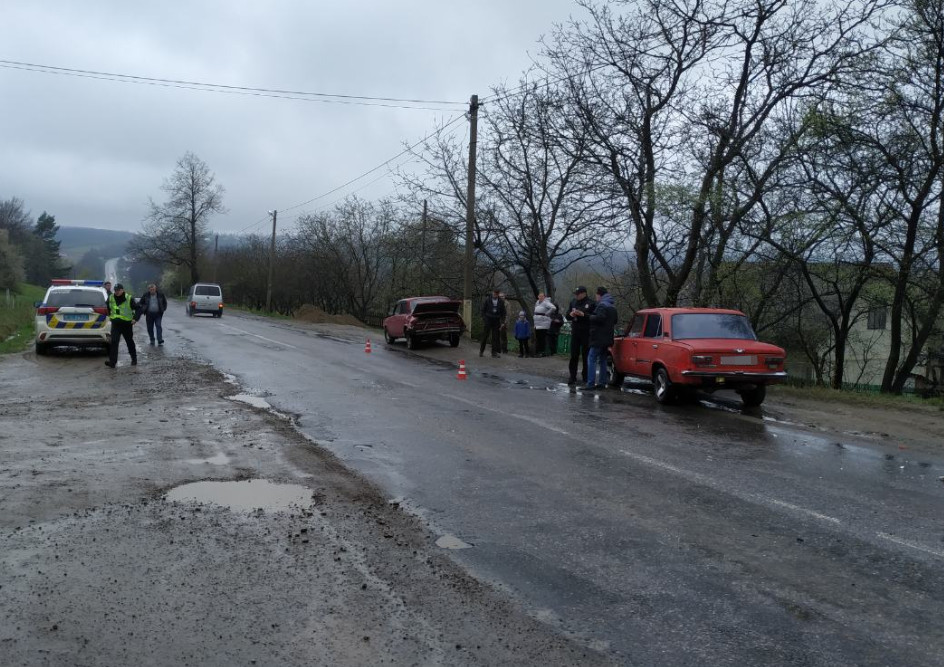 На Буковині зіткнулися дві автівки ВАЗ: травмовано жінку