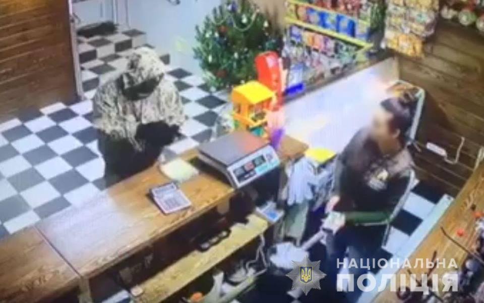 Нападник з іграшковим револьвером пограбував кілька магазинів у Херсоні