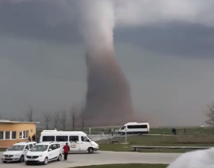 Румунією пронісся масштабний торнадо (відео)