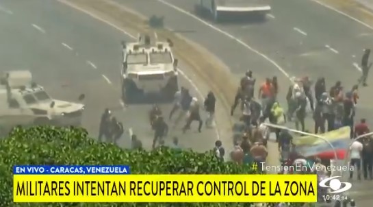 Протести у Венесуелі: броньовик в’їхав у натовп людей (відео 18+)
