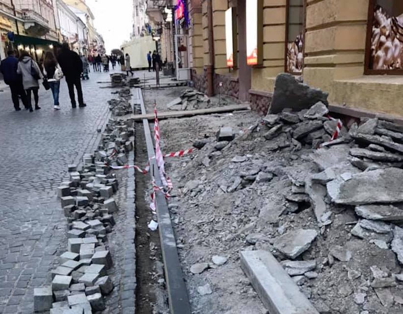 У Чернівцях на вулиці О. Кобилянської досі триває ремонт тротуарів