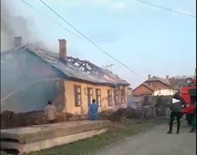 На Буковині через спалювання трави горів колишній дитячий садок (відео)