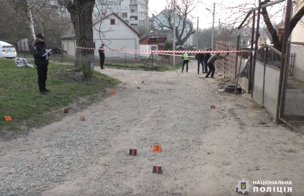 Поліція розшукує нападників, які стріляли у чернівчанина (відео)