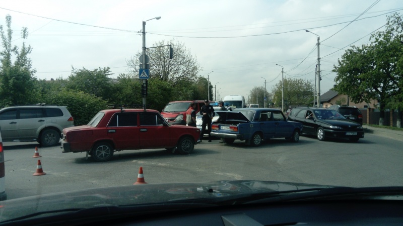 У Чернівцях на Винниченка зіткнулися дві автівки ВАЗ
