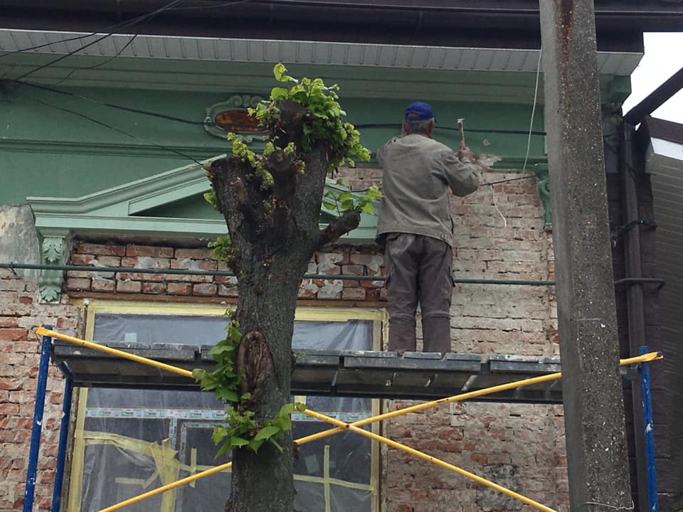 На фасаді будинку в центрі Чернівців збивають ліпнину – ЗМІ