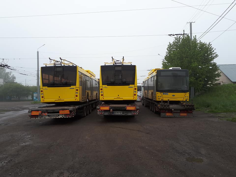 До Чернівців прибули три нових тролейбуси “Дніпро”