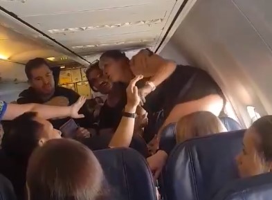 У літаку Барселона-Київ п’яна пасажирка влаштувала дебош (відео)