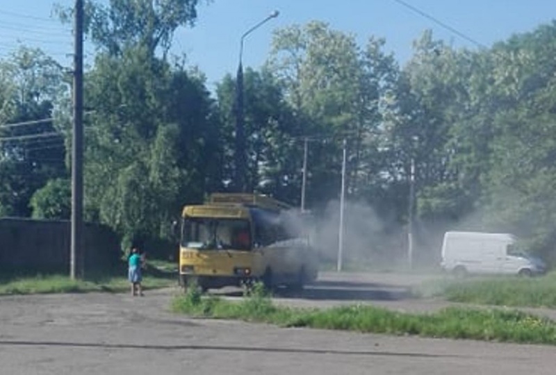 У Чернівцях знову горів тролейбус: пасажири не постраждали