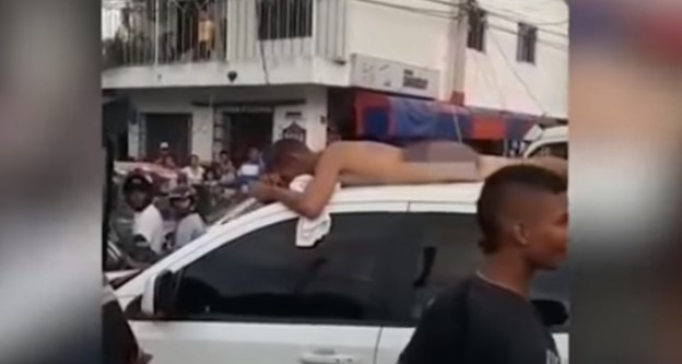 Жінка провезла на даху автівки голого чоловіка-зрадника (відео)