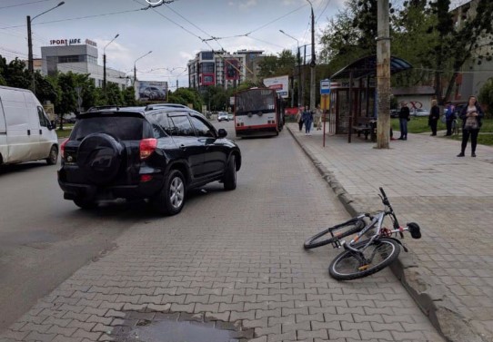 У Чернівцях в ДТП постраждав велосипедист