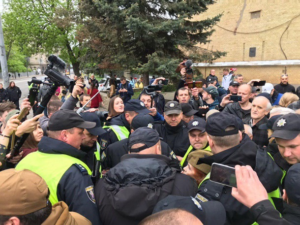 У Києві через заборонену символіку почалися затримання – ЗМІ