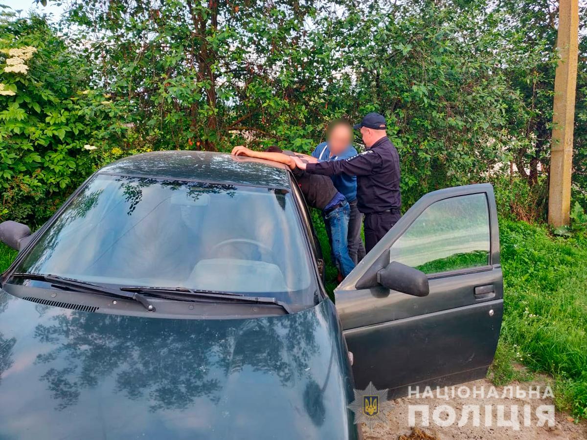Поліцейські знайшли викрадену автівку і затримали злодія