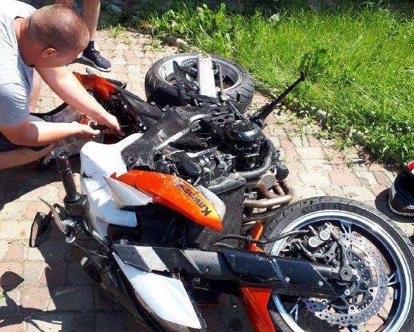 У Чернівцях в ДТП на Головній постраждав мотоцикліст (фото)