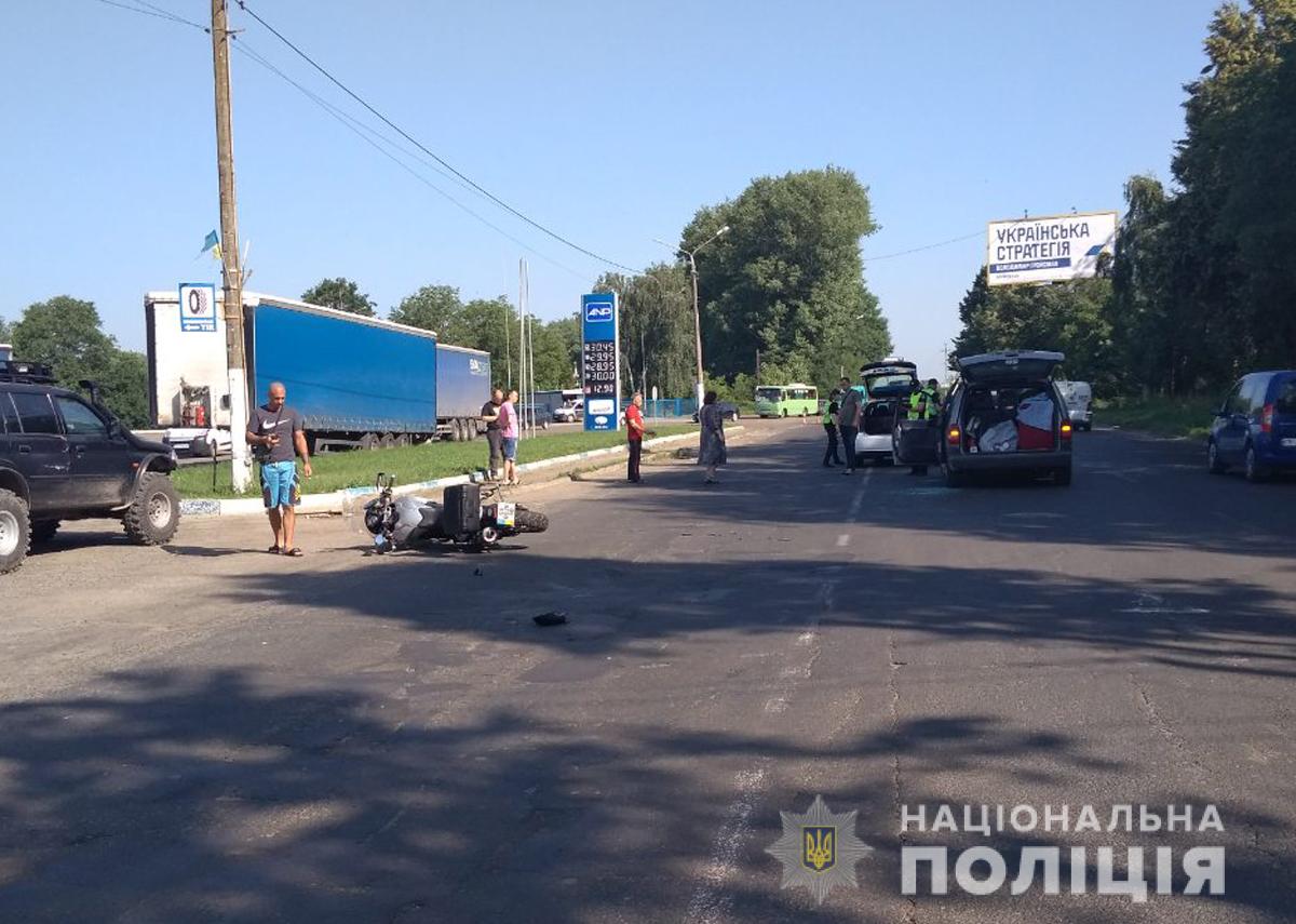 Поліція Чернівців встановлює обставини ДТП, в якій травмувався мотоцикліст