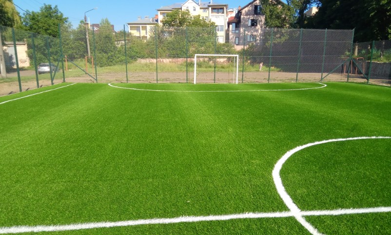 У Чернівцях добудовують ще один футбольний майданчик зі штучним покриттям