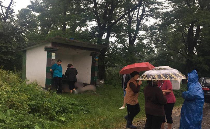 На Прикарпатті блискавка влучила у зупинку: загинули троє людей