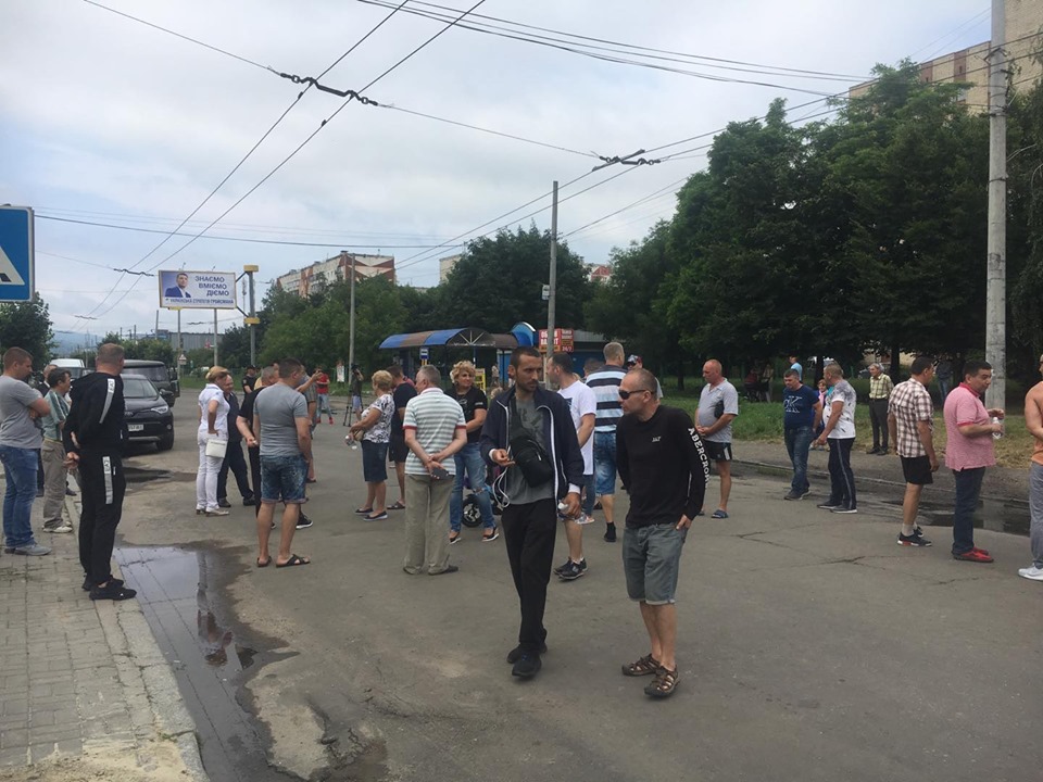 Мер Чернівців закликав активістів розблокувати вулицю Хотинську