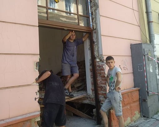 У Чернівцях в буферній зоні ЮНЕСКО руйнують фасад будинку
