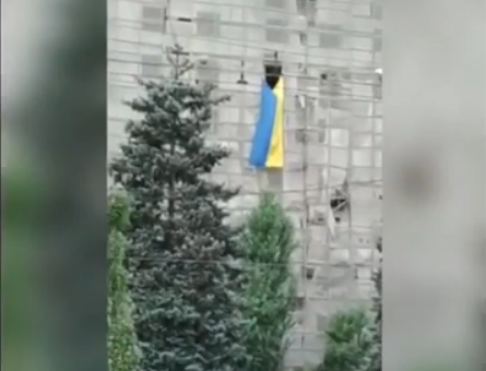 На День Конституції в центрі Донецька майорів український прапор та звучав гімн