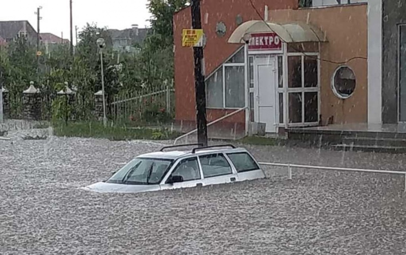 У Новодністровську через негоду затопило вулиці