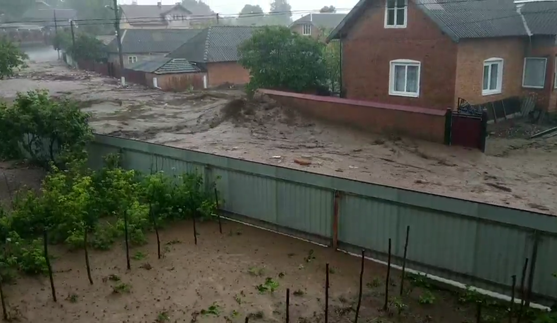На Тернопільщині через село ринула річка (відео)