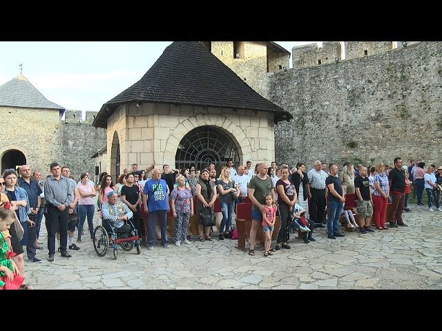 Понад сотня Народних Героїв України та сім’ї загиблих на війні зустрілись у Хотинській фортеці