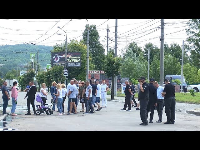 Активісти знову перекрили вулицю Хотинську у Чернівцях. Вимагають капітального ремонту