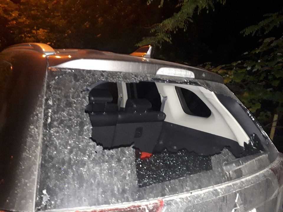 У Чернівцях невідомі пошкодили дві автівки активіста партії Порошенка